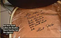  ??  ?? Auf dem Stuhl saßen die Beatles. Horst Fascher hat ihn signiert.