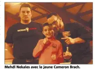  ??  ?? Mehdi Nekaies avec le jeune Cameron Brach.