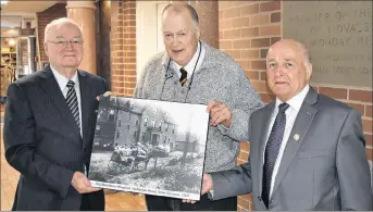  ?? ADAM MACINNIS/THE NEWS ?? Clyde Macdonald, left, and Philip MacKenzie, right, present Dr. James MacLachlan with a photo of a graduating class of nurses at the old Aberdeen Hospital.