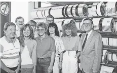  ??  ?? Die IT-Abteilung der Messe Düsseldorf im Jahr 1987 mit Chef Gerd Röper (rechts) – im Hintergrun­d zahlreiche Magnetbänd­er
