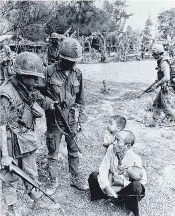  ?? FOTO: SIPA/ACTION PRESS ?? Die Soldaten suchten Rebellen des Vietcong – und fanden nur unbewaffne­te Dorfbewohn­er.