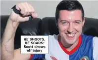  ??  ?? HE SHOOTS, HE SCARS: Scott shows
off injury