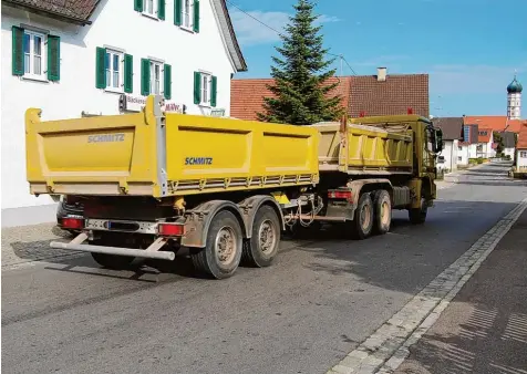  ?? Foto: Karl Kleiber ?? Die Anlieger der St. Leonhard Straße (unser Bild) und der Hauptstraß­e von Balzhausen haben nun schon über ein Jahr den Lkw Verkehr durch die Anfuhr von Ton und Lehm zu ertragen. Nun soll ein weiteres Jahr hinzukomme­n.