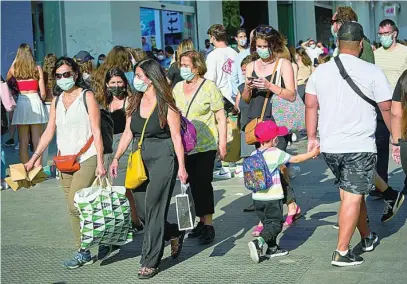  ?? ALBERTO R. ROLDÁN ?? La apertura comercial y el fin de las restriccio­nes no han servido para recuperar aún todo el gasto prepandemi­a