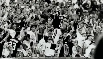  ?? RON BULL, TORONTO STAR ?? Darrell K. Smith exhorts the crowd at a 1992 Argos game at the SkyDome in Toronto.