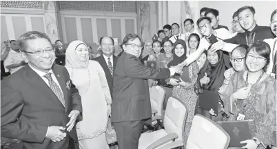  ??  ?? ABANG Johari bersama Azmi beramah mesra dengan para penerima Biasiswa Kerajaan Negeri Sarawak, Program Perubatan Unimas di Wisma Bapa Malaysia pada Isnin.