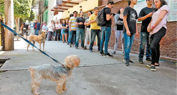  ?? Desde temprana hora los ciudadanos se dieron cita en las casillas; en algunas, la gente tardó hasta tres horas para emitir su voto. OMAR MENESES ??