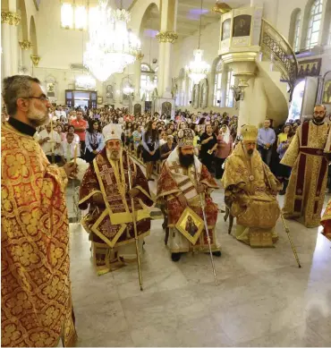  ?? Foto AFP/Louai Beshara ?? Beten in der Heiligkreu­zkirche von Damaskus – auf dass der Waffenstil­lstand zum Frieden werden möge