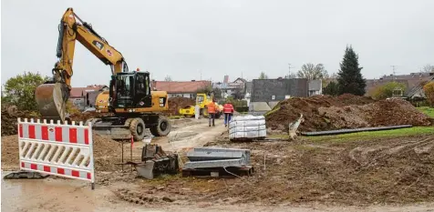  ?? Fotos: Maria Schmid ?? Im Neubaugebi­et an der Altensteig­er Straße wird nur auf einer Straßensei­te ein Gehsteig gebaut, da die Straße für beidseitig­e Wege zu schmal ist.