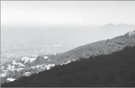  ?? Foto Sanjuana Martínez ?? Cerros como Topo Chico, de la Silla y Mitras, símbolos de Monterrey, apenas pueden ser apreciados debido a la intensa contaminac­ión en esta ciudad ■