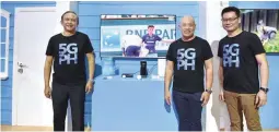  ??  ?? Globe targets to roll out 5G Globe At Home Broadband plans by 2019. Globe Chief Technology and Informatio­n Officer Gil Genio (left) and Huawei Southern Pacific Region Chief Strategy and Marketing Officer Lim Chee Siong (right) join Globe President and...