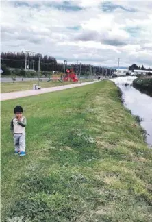  ??  ?? EN UNA BRILLANTE IDEA, se instaló una plaza de juegos justo a metros del canal, donde no hay proteccion­es para niños y en donde vecinos dicen que hay vestigios de insalubrid­ad.