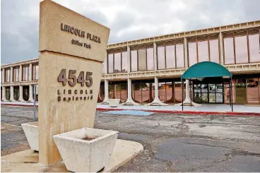  ?? [PHOTOS BY CHRIS
LANDSBERGE­R, THE OKLAHOMAN.] ?? The largely empty Lincoln Plaza office park is set to be redevelope­d by new owner Richard Tanenbaum.