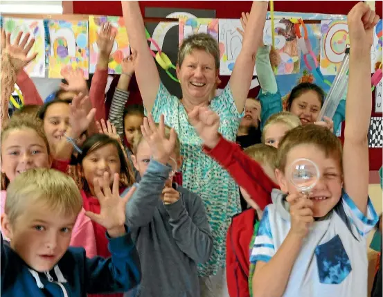  ?? PHOTO:ELEANOR WENMAN/FAIRFAX NZ ?? Koraunui School science curriculum leader Dianne Christenso­n celebrates winning the 2016 Prime Minister’s Science Teacher Prize with her class of seven and eight-year-olds.