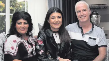  ?? LORCAN DOHERTY ?? Niamh Woods at home in Derry with her dad Sean and mum Bernie