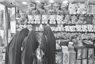  ?? ANMAR KHALIL/ASSOCIATED PRESS ?? Women shop Thursday for Valentine’s Day gifts in Najaf, Iraq, where the day is controvers­ial.