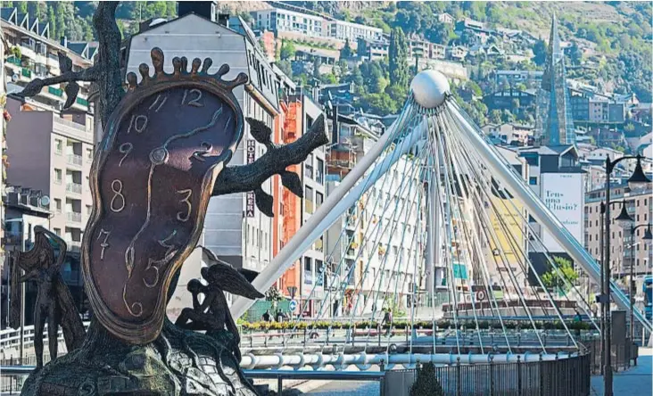  ?? Tony Lara ?? La escultura de Dalí instalada sobre el río Valira, en la capital, uno de los iconos del país que atraen a más turistas.
