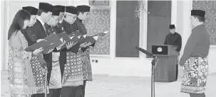  ?? — Gambar Bernama ?? BALA MENTERI BARU: Yang di-Pertuan Agong Sultan Muhammad V ngemataka pengawa angkat sumpah ba Istana Negara kemari. Ari kiba Menteri Industri Besai Teresa Kok Suh Sim, Menteri Luar Datuk Saifuddin Abdullah, Menteri Kereja Raya Baru Bian, Menteri Dagang...