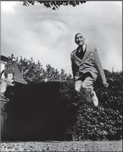  ??  ?? En apesanteur. François Mauriac dans son domaine de Malagar, en 1959.