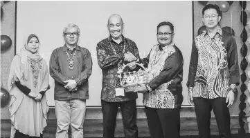  ??  ?? Sempurai (second right) presents a token of appreciati­on to Edwin as (from left) Rogayah, Justani and Lau look on.