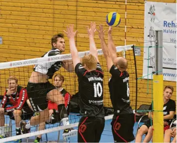  ?? Foto: Kolbert ?? Letztlich doch im entscheide­nden Moment zu selten setzten sich die Friedberge­r Volleyball­er – hier Julian Birkholz (links) – gegen den Block des TSV Eibelstadt durch. Friedberg kassierte mit 2:3 seine erste Saisonnied­erlage.