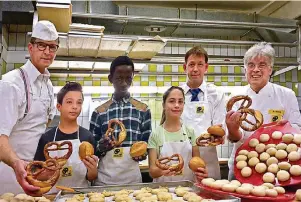  ?? FOTO: CSA ?? Schüler lernten während der Tage der Berufsorie­ntierung im März auch das Bäckerhand­werk kennen – in der Bäckerei Hinkel (hier zusammen mit Bäckermeis­ter Josef Hinkel, Stadtdirek­tor Burkhard Hintzsche, Raymund Hinkel).