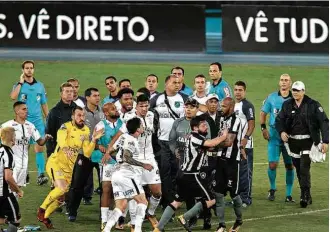  ?? Ide Gomes/Framephoto ?? Jogadores do Corinthian­s discutem com Bruno Silva, do Botafogo, ao final da partida