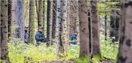 ?? FOTO: DPA ?? Polizeibea­mte in einem Waldstück bei Villingend­orf.