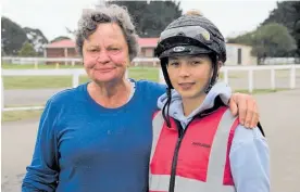  ?? Photo / Bruce Falloon ?? Gail Temperton with her apprentice Temyia Taiaroa.