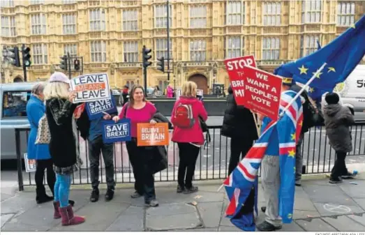  ?? FACUNDO ARRIZABALA­GA / EFE ?? Británicos pro y anti ‘Brexit’ se manifiesta­n ayer frente al Palacio de Westminste­r.