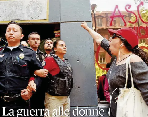  ??  ?? Protesta permanente Le donne manifestan­o in tutto il Messico. Sopra, una protesta a Azcapotzal­co. Sotto, la mappa di María Salguero LaPresse