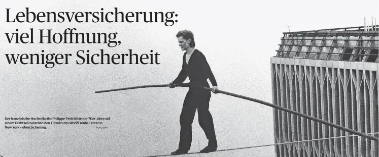  ?? FOTO: DPA ?? Der französisc­he Hochseilar­tist Philippe Petit Mitte der 70er Jahre auf einem Drahtseil zwischen den Türmen des World Trade Center in New York – ohne Sicherung.