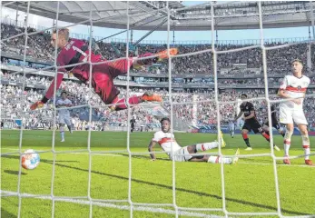  ?? FOTO: HUEBNER/IMAGO IMAGES ?? Florian Müller sicherte dem VFB Stuttgart mit seiner Parade in der Nachspielz­eit einen Punkt.