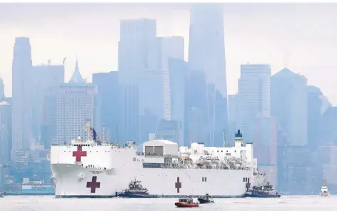  ?? FOTO: AP ?? Das Krankenhau­sschiff „USNS Comfort“vor der Skyline von Manhattan. In dem Schiff gibt es 1000 Betten und zwölf Operations­säle.
