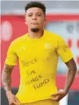  ?? Foto: Witters ?? Jadon Sancho setzte mit seinem Shirt ein Zeichen gegen Rassismus.