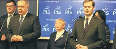  ??  ?? Posłowie PiS Jacek Sasin i Jarosław Krajewski podczas konferencj­i na temat ustawy powiększaj­ącej Warszawę