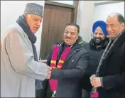  ?? HT PHOTO ?? ■ NC chief Farooq Abdullah with Mushtaq Sadiq (centre) and Waheed Jeelani in Srinagar on Monday.