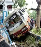  ?? DHARAKA R. PERDANA/RADAR TRENGGALEK ?? TABRAK PAGAR: Isuzu Elf terperosok ke parit di Kecamatan Suruh, Trenggalek, kemarin.