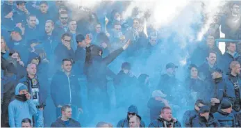  ?? FOTO: ALEXANDER KAYA ?? Bengalos bei einem Spiel in der Fanecke des SSV Ulm: Das ist noch das kleinere Problem.