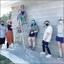  ?? (Courtesy Photo) ?? Arkansas Arts Academy students working on the mural include Fanning, Abbott, Tyler Miller, Basil Battin and Sophia Stumbaugh, all of Rogers; and Abby Alexander, of Fayettevil­le.