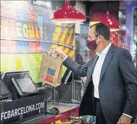  ?? FOTO: FCB ?? Sandro Rosell, en una tienda del Barça comprando las mascarilla­s oficiales