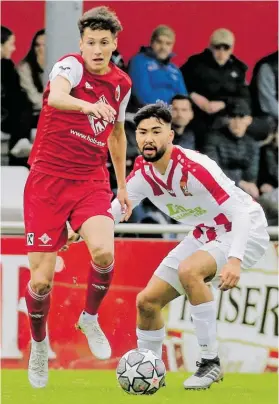  ?? BILD: SN/KRUG ?? Liefern sich ein Fernduell um den Titel in der Regionalli­ga Salzburg: Kuchls Yannic Fötschl (l.) und Seekirchen­s Aaron Volkert.