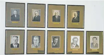  ?? FOTO: BETTINA MUSCH ?? Oben rechts fehlt das Porträtfot­o des ehemaligen Bürgermeis­ters Anton Blaser, das der Gemeindera­t entfernt hat. Anstelle des Bildes soll ein Text erklären, warum das Foto abgehängt worden ist.