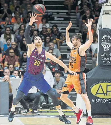  ?? FOTO: ACB PHOTO / M.A. POLO ?? Claver y Doornekamp, en el duelo liguero de la primera vuelta. El Barça ganó en la Fonteta