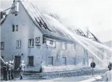  ?? ARCHIVFOTO: GEMEINDE IMMENDINGE­N ?? In den Jahren 1985 und 1986 hat ein Brandstift­er mehrere Gebäude in Immendinge­n angezündet. So auch das damalige Gasthaus „Löwen“, das völlig ausbrannte.