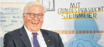  ?? FOTO: DPA ?? Gut gelaunt im Dialog mit Jugendlich­en: Bundespräs­ident Frank-Walter Steinmeier besuchte Stuttgart.