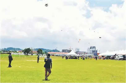  ??  ?? SAMBUTAN HEBAT: Wau dan layang-layang yang diterbangk­an di ruang udara Bintulu serta orang ramai yang berada di tapak festival.