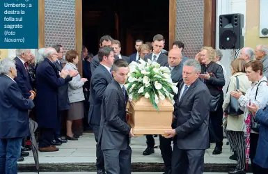  ?? (foto Navarro) ?? Migliaia per l’addio La bara di Pietro Marzotto esce dal duomo; a l centro Carlo De Benedetti; sotto, il figlio Umberto ; a destra la folla sul sagrato