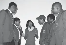  ??  ?? Nomqhele Siziba, the Zimbabwe debate team coach (centre) stresses a point while (from left) Jay Muzhingi, Mufaro Olsi, Nathan Kudena, Anesu Ndoro and Gift Meki the adjudicato­r listen