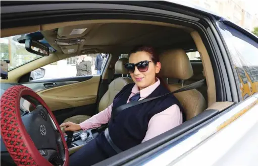  ?? AFP/VNA/CVN ?? La femme chauffeur de taxi Nisrin Akoubeh dans son véhicule à Amman.